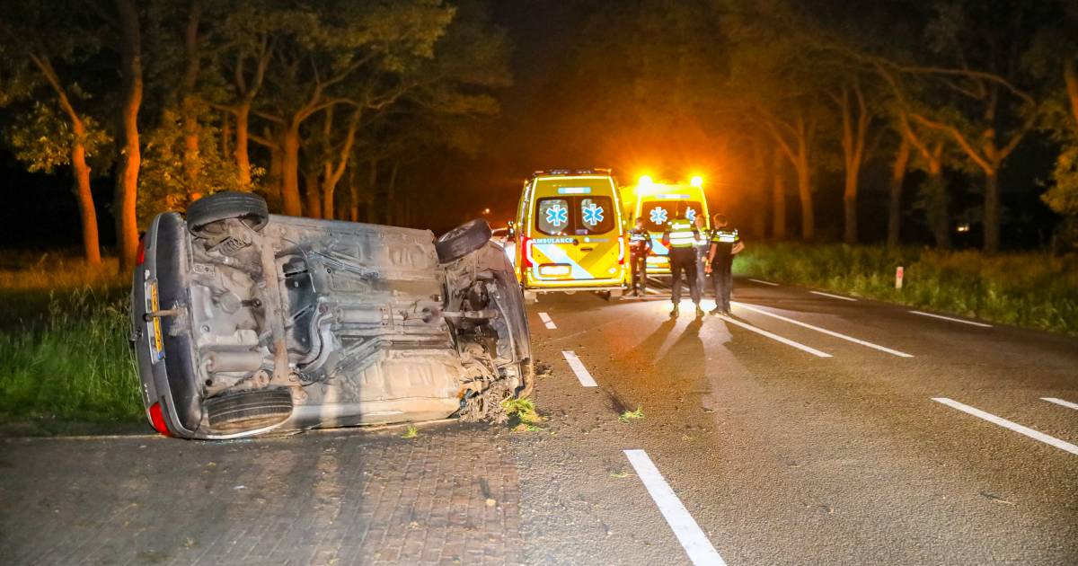 Man gewond naar ziekenhuis na nachtelijk ongeluk tussen Apeldoorn en Garderen.