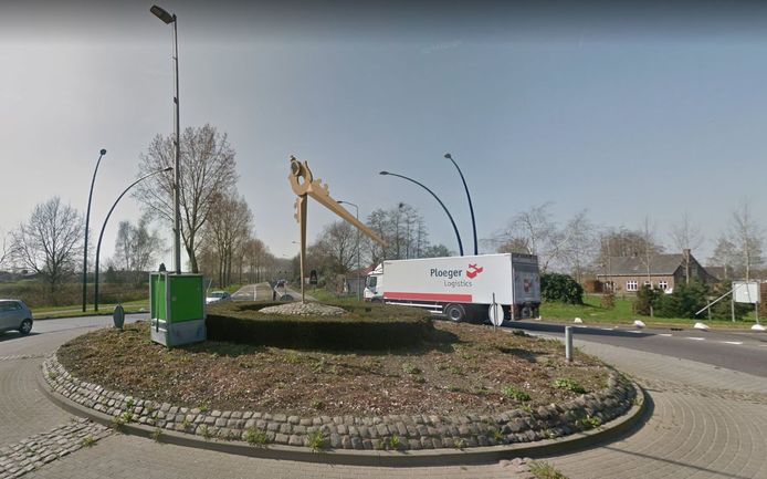 Rotonde De Goor op de Keulsebaan in Boxtel, met het kunstwerk De Passer.