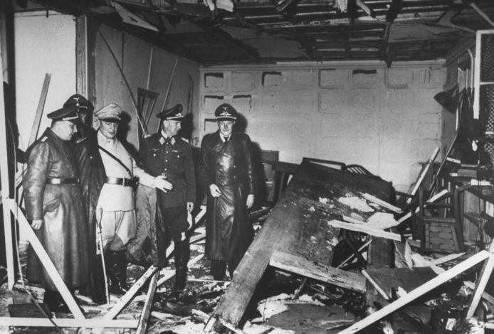 Rijksmaarschalk Hermann Göring (wit uniform) inspecteert de bomschade. Rechts de roemruchte tafel.
