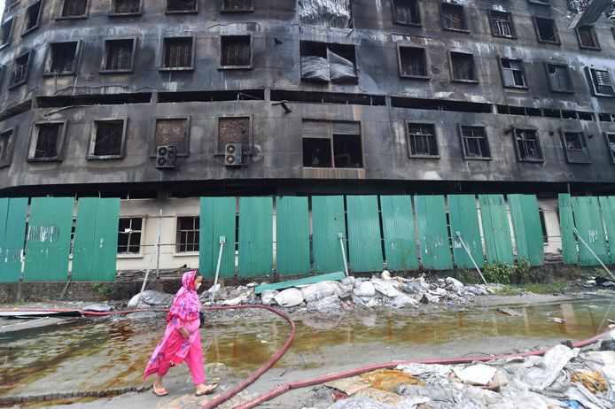 De brand in de fabriek Hashem Food and Beverage in Rupganj ontstond donderdag en heeft tot vrijdag gewoed. In totaal overleden 52 arbeiders, waaronder kinderen van 11 jaar en ouder.