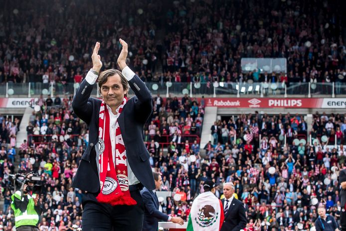 Phillip Cocu na afloop van zijn laatste duel bij PSV: de kampioenswedstrijd tegen Ajax (3-0).