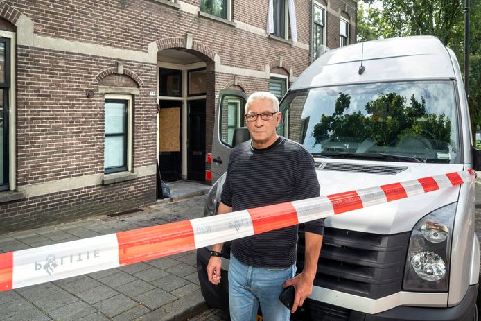 Boban Jagers met op de achtergrond de voordeur van zijn bovenwoning.