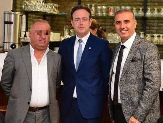 Bart De Wever poseert met zakenman uit maffiafamilie