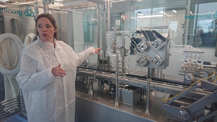 Anna-Myra Koopmans geeft tekst en uitleg bij de productielijn tijdens een eenmalige rondleiding.