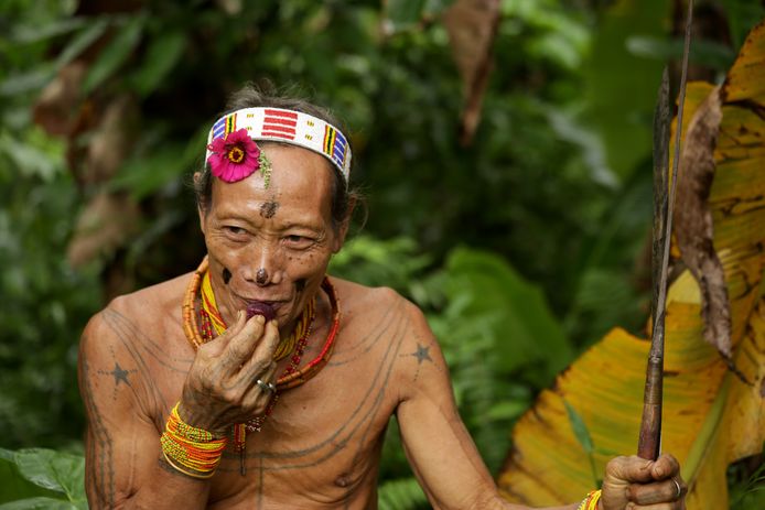 EN IMAGES: le peuple Mentawaï photographié goûtant pour la première fois aux cuberdons