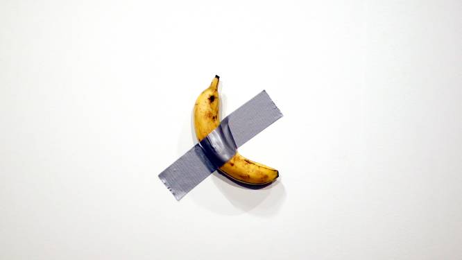 Kunstenaar van controversiële bananenkunstwerk aangeklaagd voor plagiaat