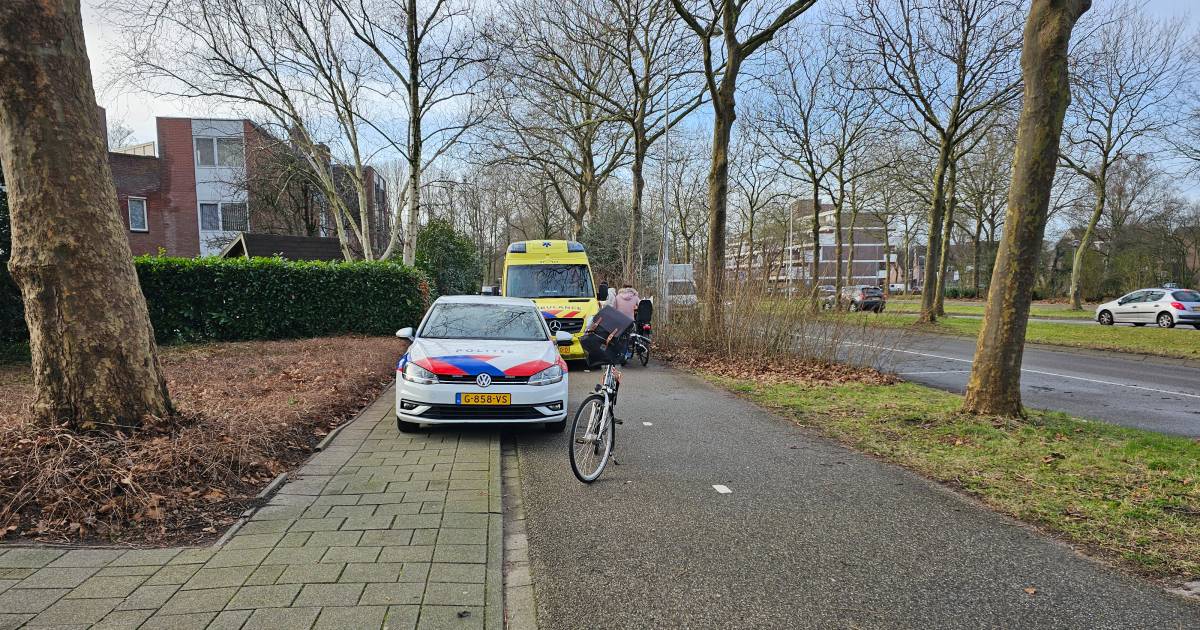 Botsing tussen twee fietsers in Ede, vrouw naar ziekenhuis.