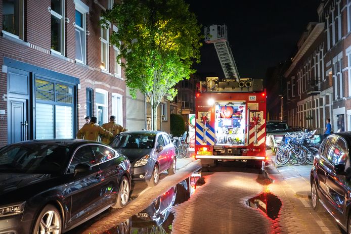 Een vrouw is zwaargewond geraakt bij een brand aan de Philips Willemstraat in Rotterdam.