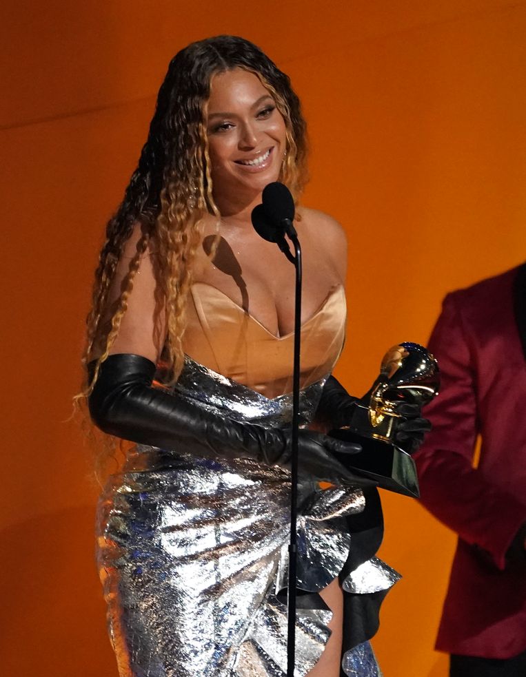 Beyoncé met de Grammy die haar de recordhouder van de meeste Grammy’s ooit maakt. Beeld Chris Pizzello/Invision/AP