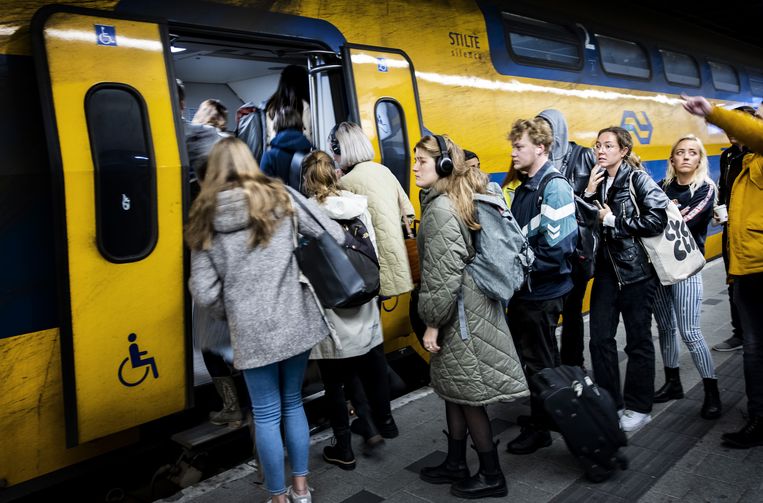 Reizigers in de ochtendspits op station Utrecht. Op dinsdag en donderdag is het tegenwoordig het drukst in de trein.  Beeld ANP, Ramon van Flymen