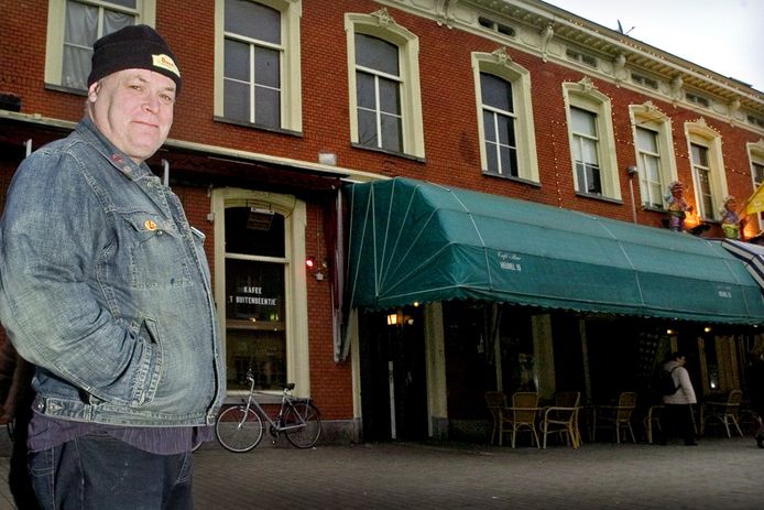 Nu is Buitenbeentje al niet de plek waar de bediening 'vriendelijk afstandelijk’ laat staan ‘gelikt’ is, maar Gerard Tromp had dat tot een kunst verheven. De geliefde brompot sliep zondagavond heel rustig in.
