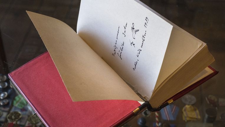 De handgeschreven boodschap van Hitler in Mein Kampf. Beeld Floris Lok
