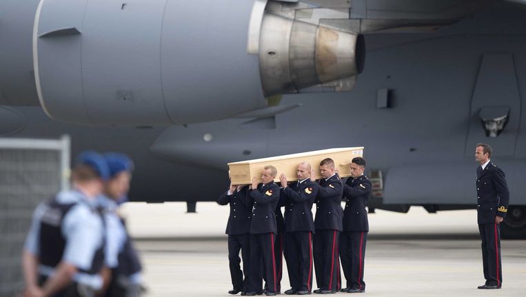 Soldaten dragen kisten het vliegtuig uit in Eindhoven. Beeld epa