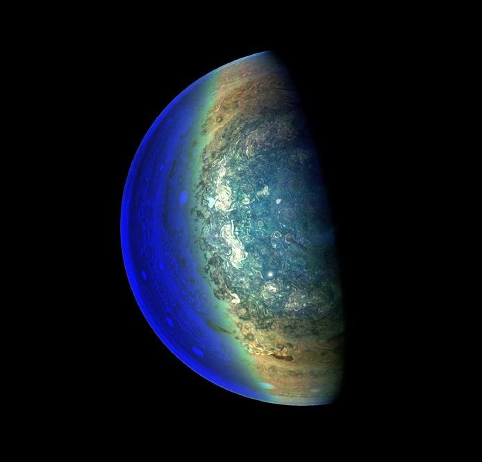 Op deze foto van Juno is goed te zien hoe de gassen zich rond een van de polen verspreiden.