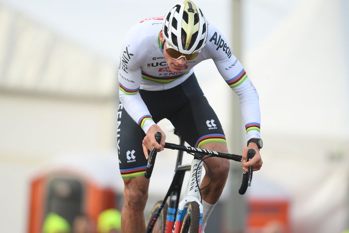 Mathieu van der Poel geeft gas.