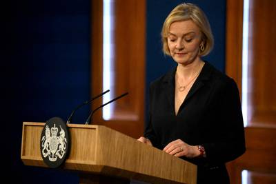 Britse premier Truss verontschuldigt zich, maar denkt er niet aan haar positie op te geven