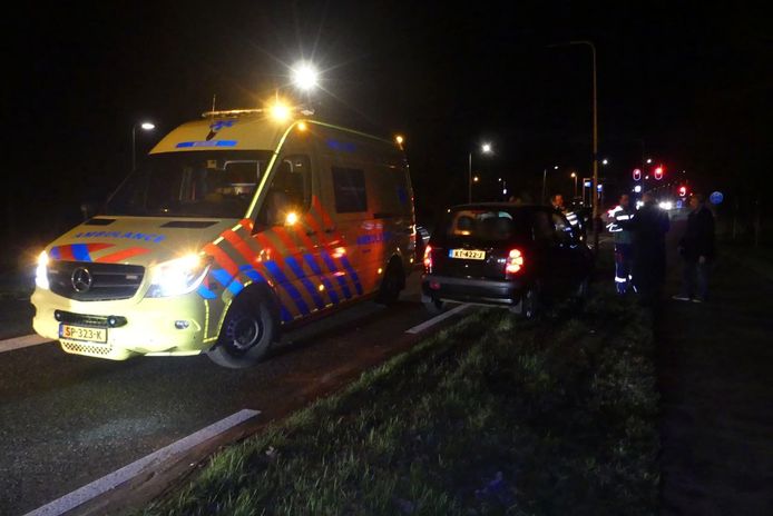 Op de Usselerrondweg zijn twee auto’s met elkaar in botsing gekomen.
