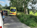 Ambulances onderweg naar de Nederrijn bij Wageningen.