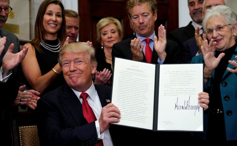 U.S. President Donald Trump smiles after signing an Executive Order to make it easier for Americans to buy bare-bone health insurance plans and circumvent Obamacare rules at the White House in Washington. Beeld REUTERS