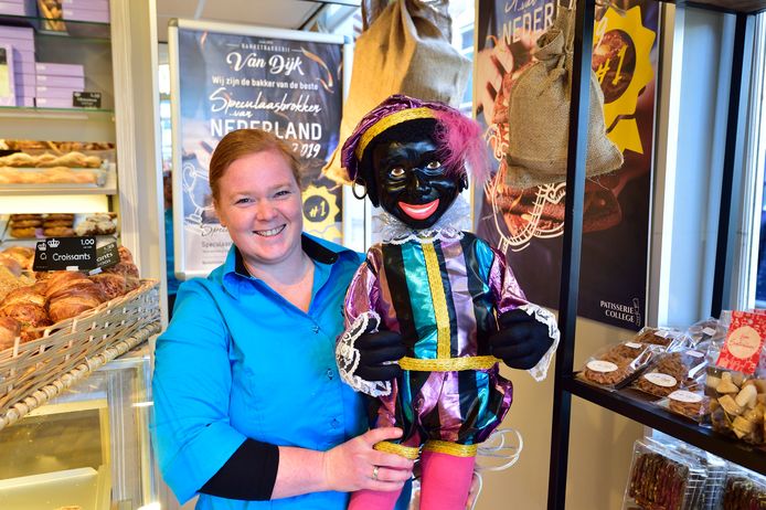 Linda Frederiks van banketbakkerij Van Dijk met een bewegende Zwarte Piet.