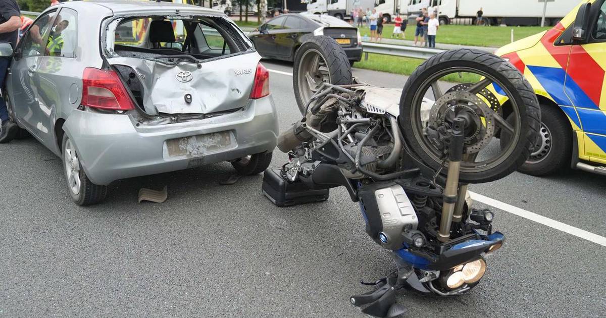 Motorrijder botst achterop auto op A2 bij Maarheeze en raakt zwaargewond