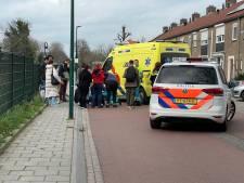 Fietser geschept door automobilist terwijl hij parkeerplaats oprijdt