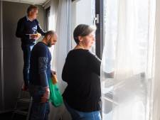 Vrijwilligers schrobben stadhuis Oosterhout voor opvang Oekraïense vluchtelingen