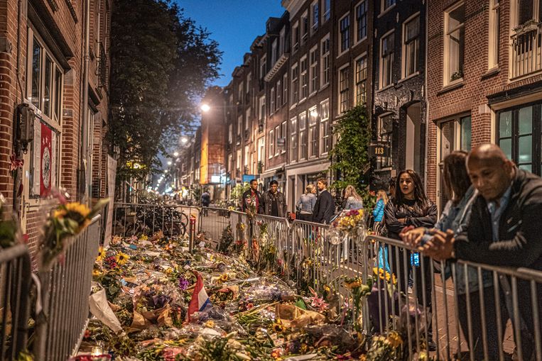 De bloemenzee op de plek waar Peter R. de Vries vorig jaar juli in het centrum van Amsterdam werd neergeschoten.  Beeld Joris van Gennip
