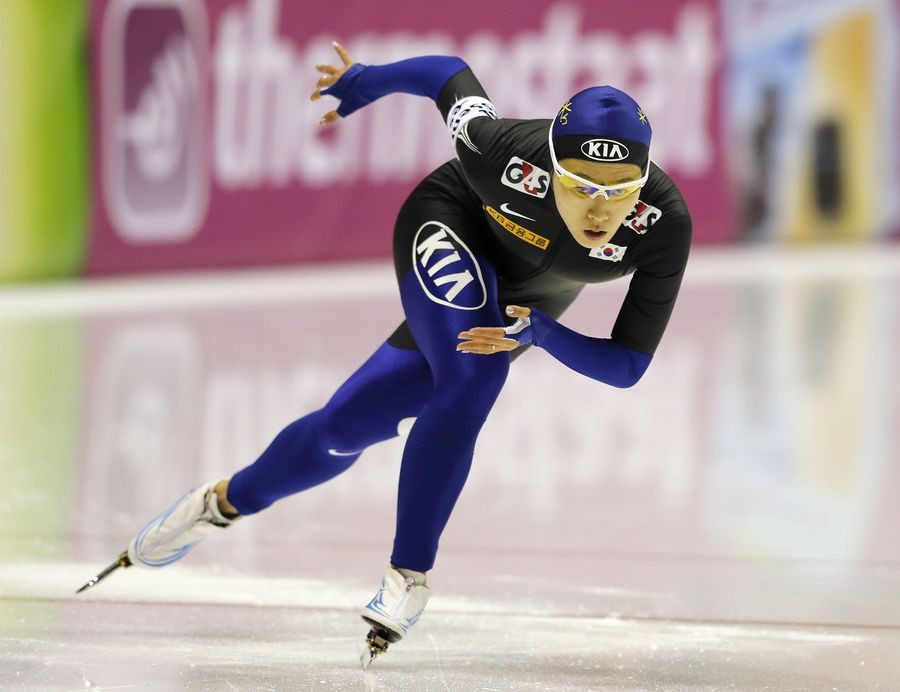 Олимпийская чемпионка по конькобежному спорту. Ли Сан Хва конькобежный спорт. Конькобежный спорт Олимпийская чемпионка. Японский конькобежец Олимпийский чемпион.