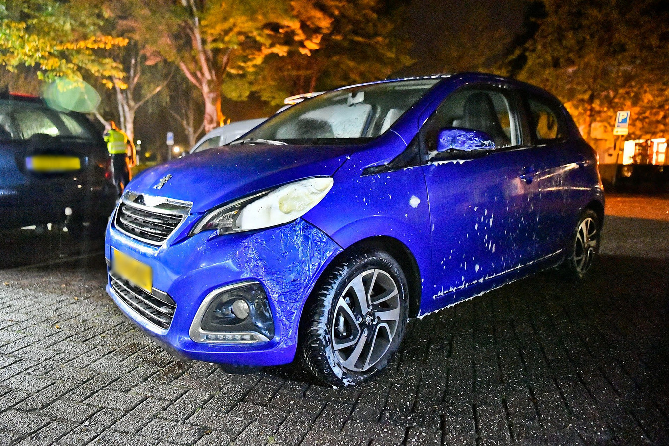 Auto brandt volledig uit in Valkenswaard, bewoner vindt jerrycan op dak