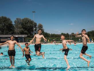 Zomer in Limburg! Jongeren vinden afkoeling in openluchtbad Kapermolen