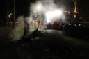 Langs de Reginadonk werd maandagavond volgens de brandweer bouwafval in brand gestoken.