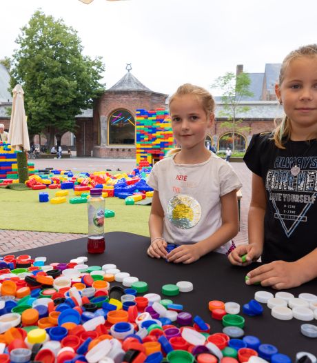 Het Raadhuisplein in Waalwijk staat er gekleurd op met de reuzen Blocks of Joy