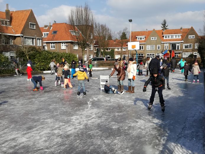 Ijspret op het Hyacintplein in de wijk Zandberg