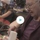 Grappig: oma krijgt een bijzondere iPhone cadeau