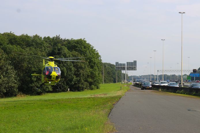 Zaterdagmorgen rond 10.45 uur landde een traumahelikopter bij Knooppunt Hoevelaken langs de A28/A1.
