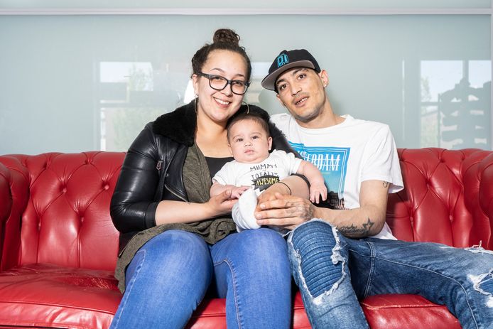 Chris Bernabela woont nu samen met zijn vriendin en zoontje. Een jaar geleden zag zijn leven er nog heel anders uit.