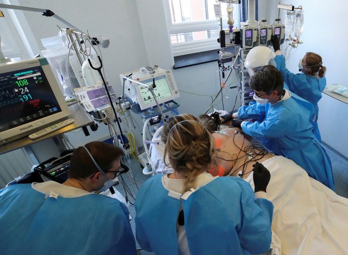 Ziekenhuispersoneel verzorgt een coronapatiënt op de IC-afdeling van het Stuivenberg-ziekenhuis in Antwerpen. Archiefbeeld.