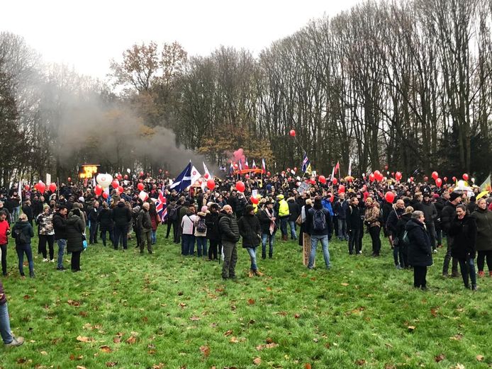 Zwarte rook komt uit vuurpotten aangestoken door demonstranten.