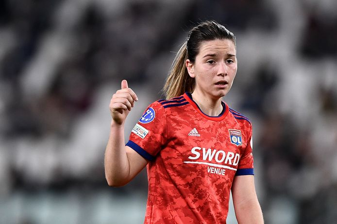 Damaris Egurrola in het shirt van haar club Olympique Lyon.