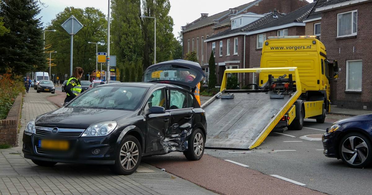 Flinke schade bij aanrijding in Enschede.