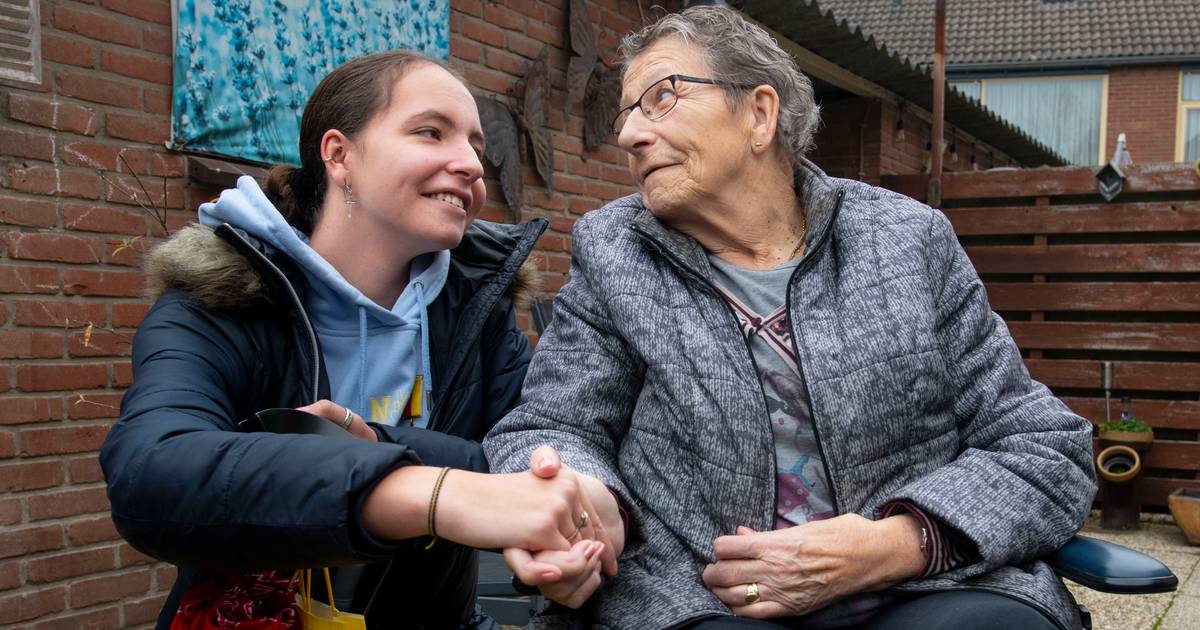 Marit (15) doet alles voor haar oma Riekie en krijgt lintje: 'Ze is nergens te beroerd voor' - BN De