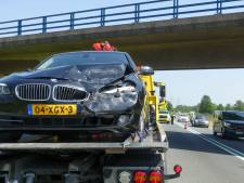 Twee auto's botsen op elkaar op N35 bij Enschede