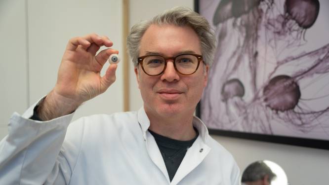 Axel maakt met de hand beschilderde kunstogen voor vuurwerkslachtoffers: ‘Het letsel is heftig’
