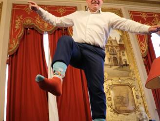 Philippe Close trekt gekke sokken aan uit steun voor Muco-patiënten