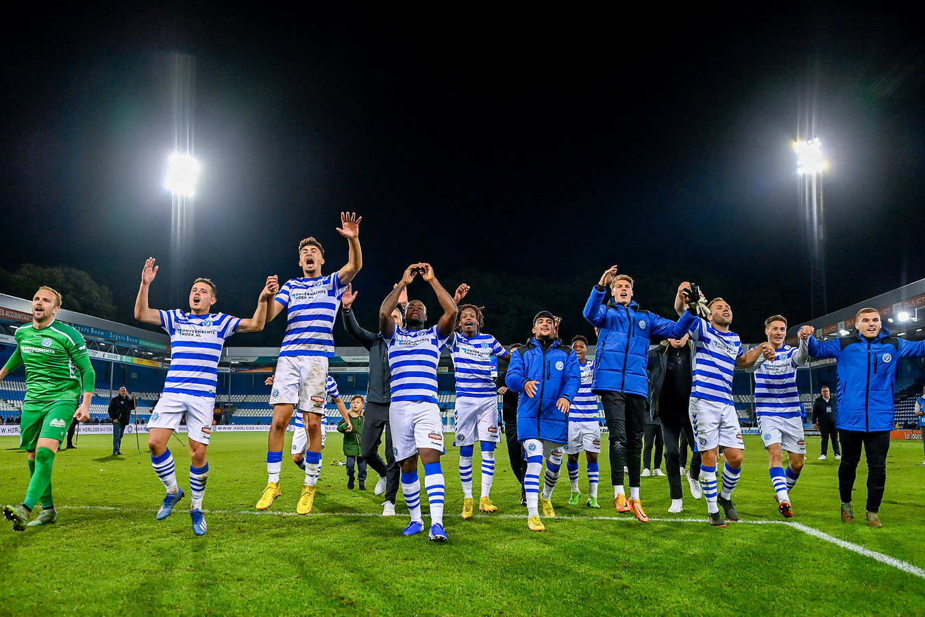 De spelers van De Graafschap vieren de zege op Jong AZ met de supporters.