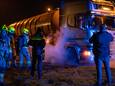De brandweer koelde het wiel dat in brand was gevlogen met water, langs de A28 bij Putten.