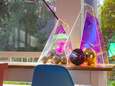 Creëer thuis je eigen feestje met discoballen als decoratie