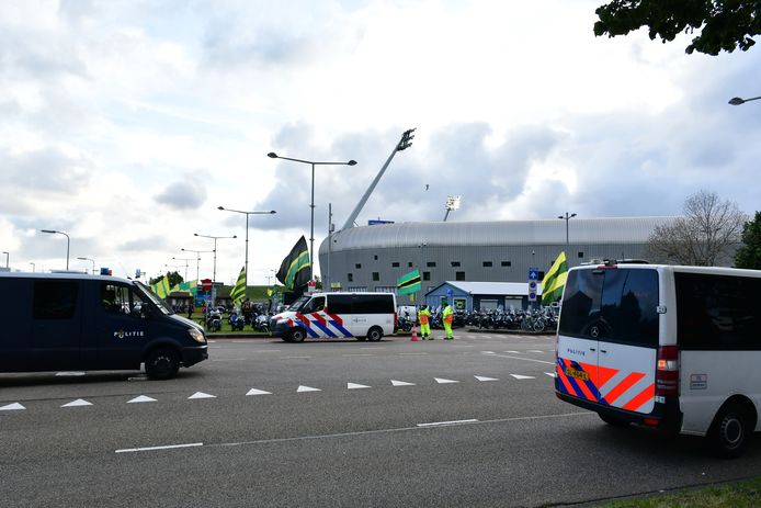 De Mobiele Eenheid en politie verzamelen zich rondom het stadion van ADO Den Haag.