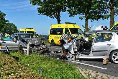 Gewonden bij ernstig ongeluk in Rijsbergen, twee auto’s knallen frontaal op elkaar